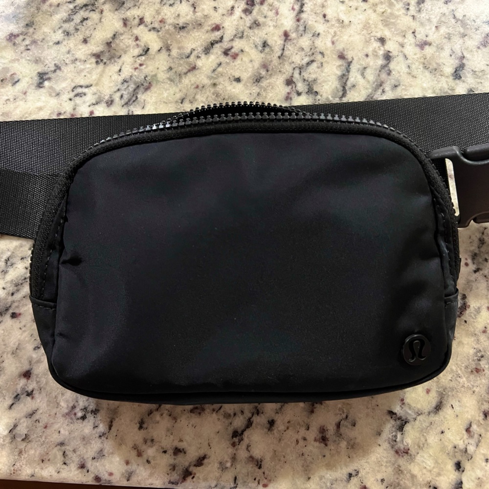 Lululemon Everywhere Belt Bag